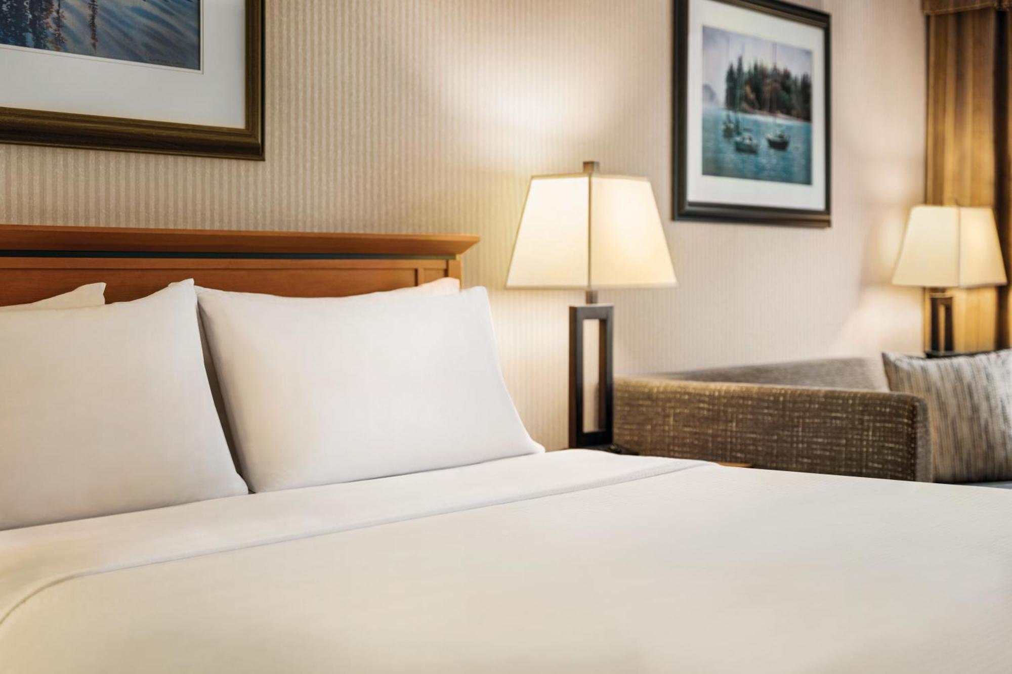 Holiday Inn North Vancouver, an IHG Hotel Extérieur photo