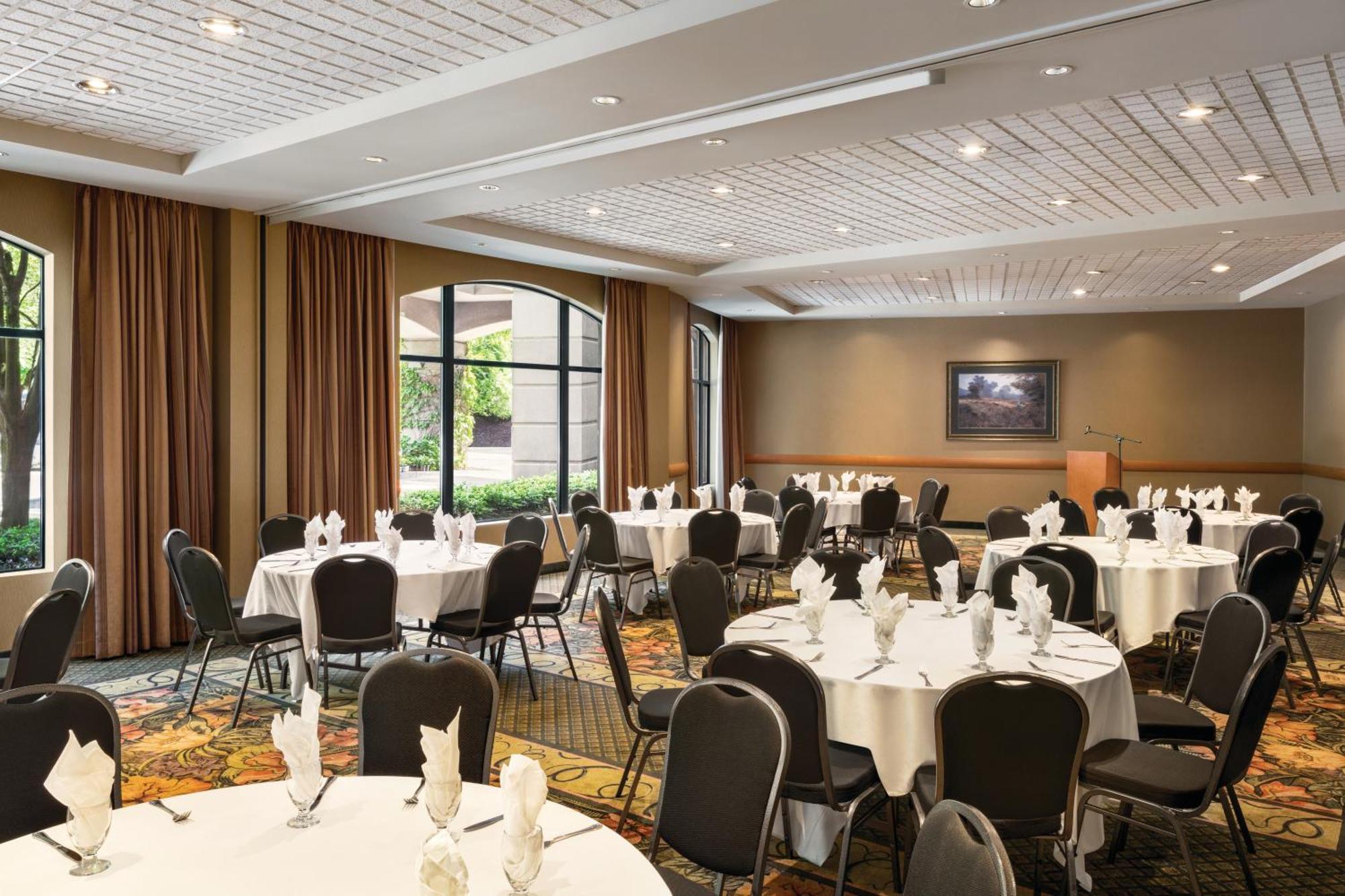 Holiday Inn North Vancouver, an IHG Hotel Extérieur photo