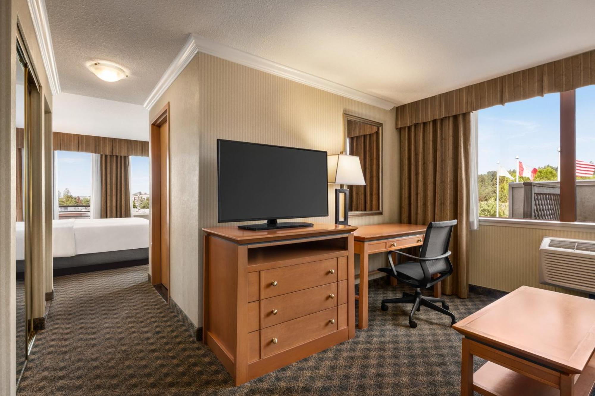 Holiday Inn North Vancouver, an IHG Hotel Extérieur photo