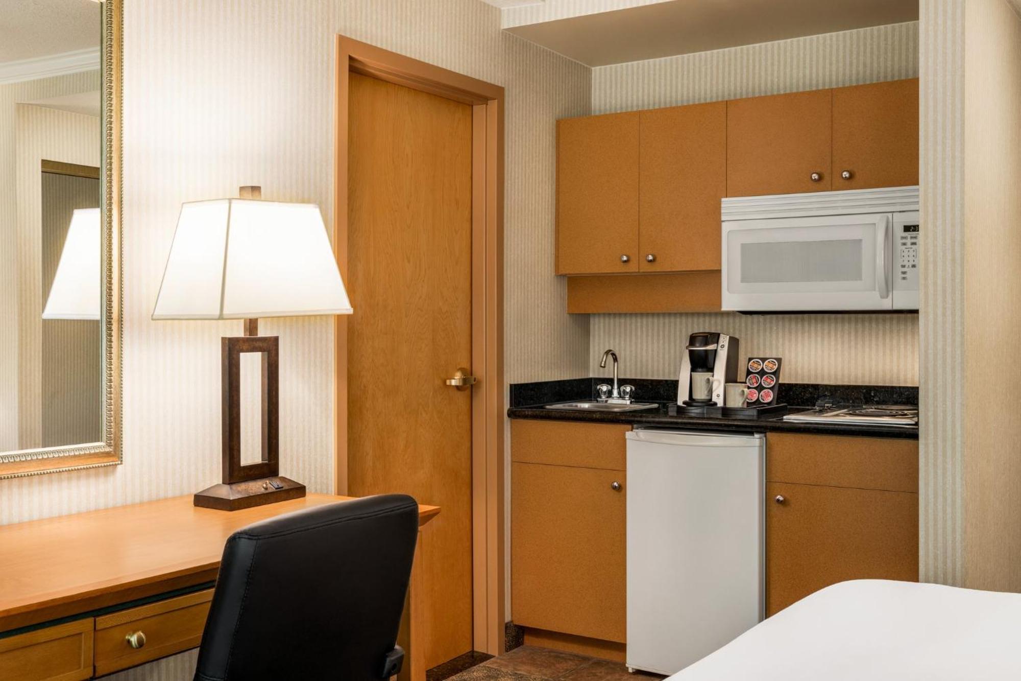 Holiday Inn North Vancouver, an IHG Hotel Extérieur photo