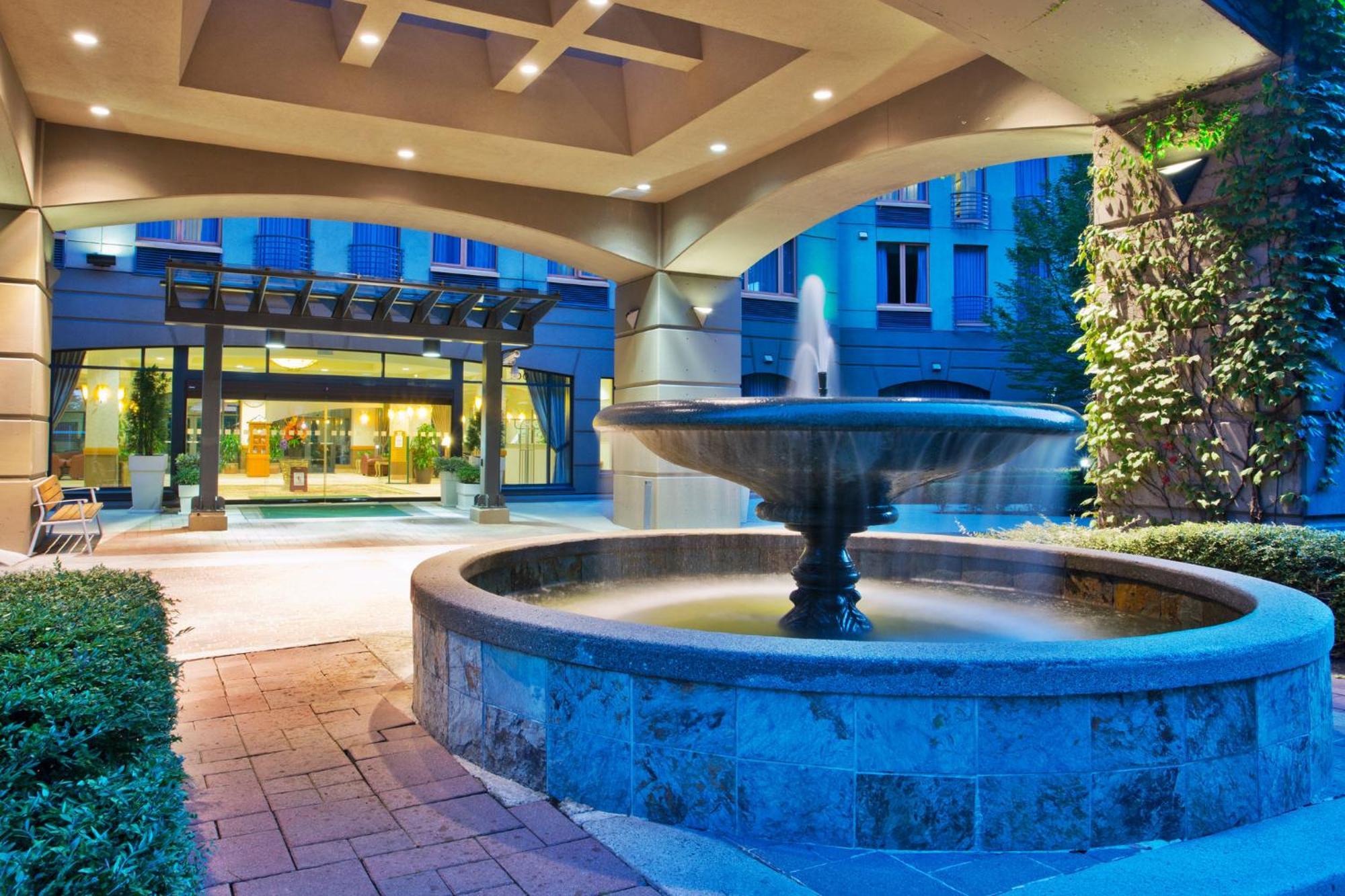 Holiday Inn North Vancouver, an IHG Hotel Extérieur photo